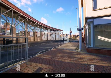 Moderna stazione degli autobus di vetro a Mansfield, Nottinghmshire, Regno Unito Foto Stock