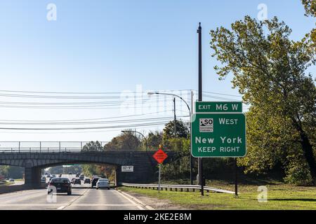 Uniondale, NY - 22 ottobre 2022: Uscita M6 direzione ovest sulla Meadowbrook Parkway su Long Island per la Southern Parkway West verso New York. Foto Stock