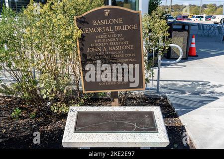 Woodbridge, New Jersey - 22 ottobre 2022: Targa e cartello sul Basilone Memorial Bridge sulla New Jersey Turnpike si trova presso la Thomas Edison Service Area. Foto Stock