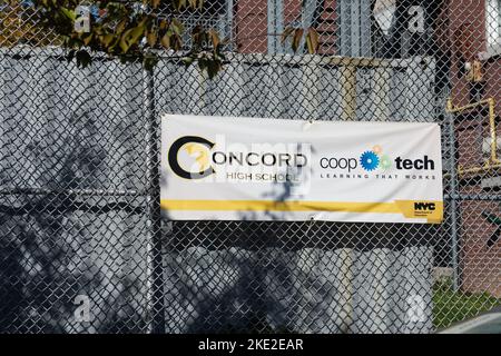 Staten Island, NY - 22 ottobre 2022: Firma alla Concord High School che partecipa a Coop Tech, un programma professionale di mezza giornata di formazione pratica tha Foto Stock