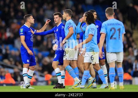 Cesar Azpilicueta #28 di Chelsea entra in un altercation con Jack Grealish #10 di Manchester City durante la partita del terzo round della Carabao Cup Manchester City vs Chelsea allo Stadio Etihad, Manchester, Regno Unito, 9th novembre 2022 (Foto di Conor Molloy/News Images) Foto Stock