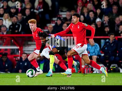 Tottenham Hotspur's Djed Spence (al centro) batte per la palla con Morgan Gibbs-White (a destra) e Jack Colback della Foresta di Nottingham durante la partita della Carabao Cup al City Ground di Nottingham. Data immagine: Mercoledì 9 novembre 2022. Foto Stock