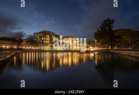 9th novembre 2022. Regno Unito Scozia meteo Parlamento scozzese, Holyrood, Royal Mile, Edimburgo. Scozia. Una vista al crepuscolo della parte anteriore dell'edificio del Parlamento scozzese a Holyrood , Edimburgo, Scozia. Sede dei deputati del Parlamento scozzese, MSP. Foto Phil Wilkinson Foto Stock