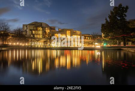 9th novembre 2022. Regno Unito Scozia meteo Parlamento scozzese, Holyrood, Royal Mile, Edimburgo. Scozia. Una vista al crepuscolo della parte anteriore dell'edificio del Parlamento scozzese a Holyrood , Edimburgo, Scozia. Sede dei deputati del Parlamento scozzese, MSP. Foto Phil Wilkinson Foto Stock