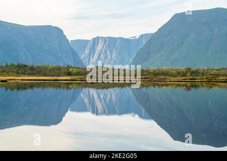 Riflessioni in Jack's Pond, Gros Morne National Park, Terranova e Labrador NL, Canada Foto Stock