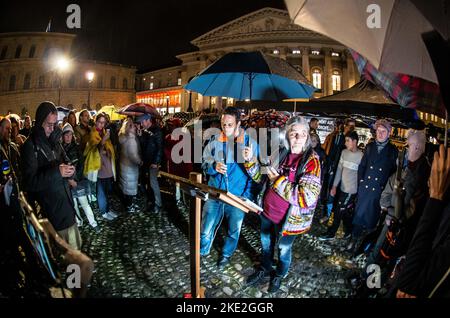 Monaco, Baviera, Germania. 9th Nov 2022. In quella che fu in gran parte considerata una provocazione contro la comunità ebraica di Monaco, il gruppo estremista della cospirazione di Querdenker organizzò una manifestazione il 9th novembre, un giorno solitamente riservato per ricordare i pogrom di novembre. (Credit Image: © Sachelle Babbar/ZUMA Press Wire) Foto Stock