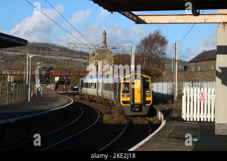 I treni del Nord esprimono unità multiple diesel sprinter che arrivano alla stazione ferroviaria di Carnforth il 9th novembre 2022 con servizio passeggeri ordinario. Foto Stock