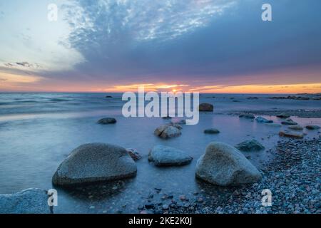 Rocce di litorale al tramonto vicino Baker's Brook, Gros Morne National Park, Terranova e Labrador NL, Canada Foto Stock