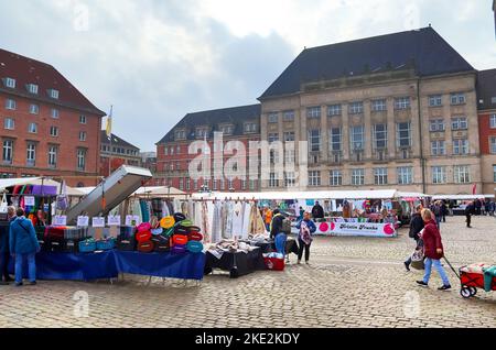 Kiel, Germania - 16. Ottobre 2022: Mercato dei tessuti pubblici in Germania al mercato di Kiel Foto Stock