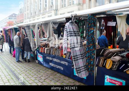 Kiel, Germania - 16. Ottobre 2022: Mercato dei tessuti pubblici in Germania al mercato di Kiel Foto Stock