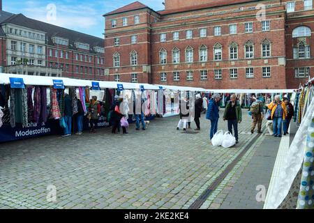 Kiel, Germania - 16. Ottobre 2022: Mercato dei tessuti pubblici in Germania al mercato di Kiel Foto Stock