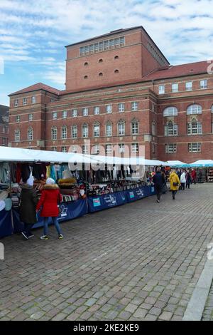 Kiel, Germania - 16. Ottobre 2022: Mercato dei tessuti pubblici in Germania al mercato di Kiel Foto Stock