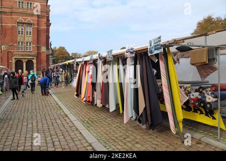 Kiel, Germania - 16. Ottobre 2022: Mercato dei tessuti pubblici in Germania al mercato di Kiel Foto Stock