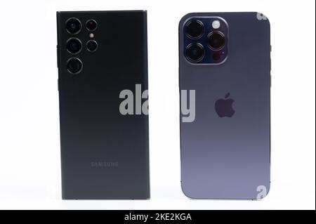 New york, USA - 8 novembre 2022: Back Side di Apple iphone 14 pro max e samsung Galaxy S22 ultra smartphone isolato Foto Stock