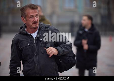 Kiev, Kiev, Ucraina. 8th Nov 2022. L'attore americano vincitore dell'Oscar SEAN PENN, a destra, in Constitution Square. Penn prestò la sua statuetta Academy Award al presidente fino al termine dell'invasione russa. (Credit Image: © Ukraine Presidency/ZUMA Press Wire) Foto Stock