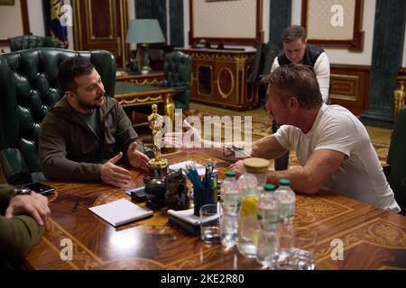 Kiev, Kiev, Ucraina. 8th Nov 2022. Il presidente ucraino VOLODYMYR ZELENSKYY, a sinistra, parla con l'attore americano vincitore dell'Oscar SEAN PENN, a destra, al Palazzo Mariinsky. Penn prestò la sua statuetta Academy Award al presidente fino al termine dell'invasione russa. (Credit Image: © Ukraine Presidency/ZUMA Press Wire) Foto Stock