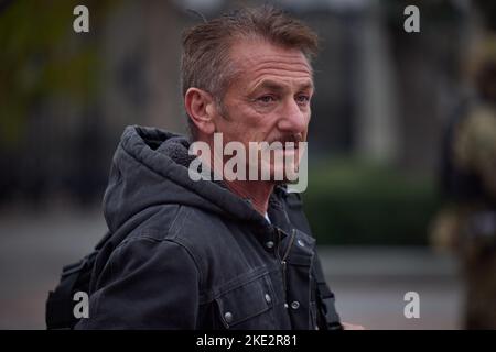 Kiev, Kiev, Ucraina. 8th Nov 2022. Attore americano vincitore dell'Oscar SEAN PENN, su Constitution Square. (Credit Image: © Ukraine Presidency/ZUMA Press Wire) Foto Stock