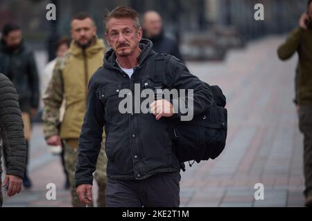 Kiev, Kiev, Ucraina. 8th Nov 2022. L'attore americano vincitore dell'Oscar SEAN PENN, a destra, in Constitution Square. Penn prestò la sua statuetta Academy Award al presidente fino al termine dell'invasione russa. (Credit Image: © Ukraine Presidency/ZUMA Press Wire) Foto Stock