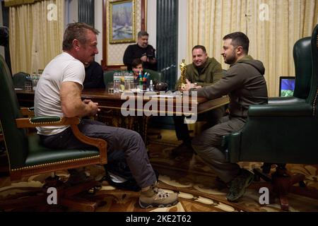 Kiev, Ucraina. 8th Nov 2022. Il presidente ucraino Volodymyr Zelenskyy, a destra, e il capo della presidenza Andriy Yermak, al centro, incontrano l'attore americano vincitore dell'Oscar Sean Penn, a sinistra, al Palazzo Mariinsky. Penn prestò la sua statuetta Academy Award al presidente fino al termine dell'invasione russa. Foto Stock