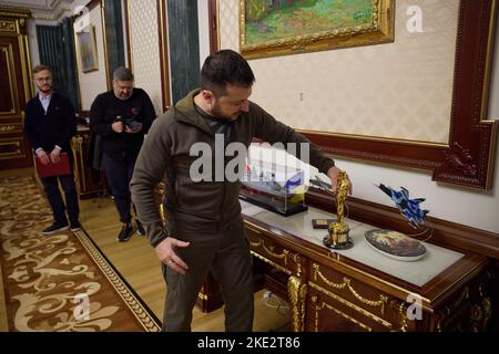 Kiev, Kiev, Ucraina. 8th Nov 2022. Il presidente ucraino Volodymyr Zelenskyy, colloca la statuetta dell'Academy Award conferitagli dall'attore americano vincitore dell'Oscar Sean Penn, sulla sua barra laterale del suo ufficio al Palazzo Mariinsky. (Credit Image: © Ukraine Presidency/ZUMA Press Wire) Foto Stock