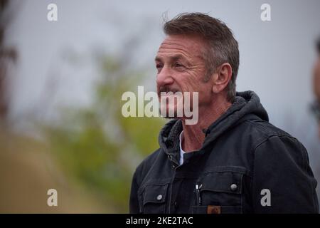 Kiev, Kiev, Ucraina. 8th Nov 2022. Attore americano vincitore dell'Oscar SEAN PENN, su Constitution Square. (Credit Image: © Ukraine Presidency/ZUMA Press Wire) Foto Stock