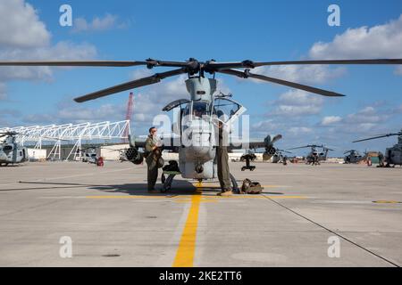 Derick Staffenson (a sinistra) e il Capt. Bradley Farmer (a destra), AH-1Z piloti Viper con Marine Light Attack Helicopter Squadron (HMLA) 269, preparano i loro attrezzi e velivoli prima di volare a Marine Corps Air Station New River, North Carolina, 7 novembre 2022. Questo è stato l'ultimo volo per HMLA-269, che sta disattivando in conformità con Force Design 2030. HMLA-269 è un'unità subordinata di 2nd Marine Aircraft Wing, l'elemento di combattimento aereo della II Marine Expeditionary Force. (STATI UNITI Corpo marino foto di Sgt. Servante R. Coba) Foto Stock