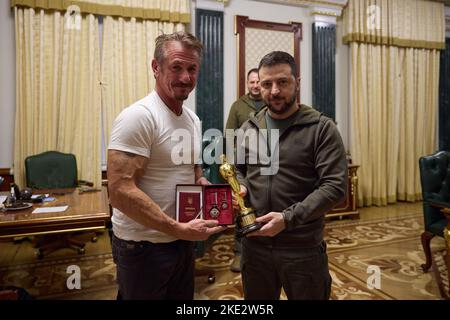 Kiev, Kiev, Ucraina. 8th Nov 2022. L'attore americano vincitore dell'Oscar SEAN PENN, a sinistra, detiene l'ordine di merito del III grado, con il presidente ucraino VOLODYMYR ZELENSKYY, a destra, al Palazzo Mariinsky. (Credit Image: © Ukraine Presidency/ZUMA Press Wire) Foto Stock