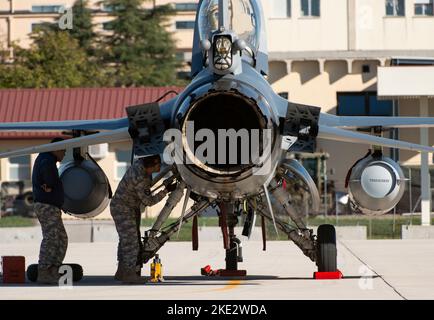 I membri dell'Aeronautica Turca eseguono la manutenzione ordinaria di un F-16 Fighting Falcon durante l'esercizio Poggio Dart presso la base aerea di Aviano, Italia, 7 novembre 2022. Poggio Dart ha testato le capacità di controllo tattico del Deployable Air Command Control Centre per le operazioni multinazionali che includono aerei da combattimento, veicoli aerei senza equipaggio, difese aeree di superficie e velivoli autocisterna. (STATI UNITI Foto Air Force di Master Sgt. Nathan Lipscomb) Foto Stock