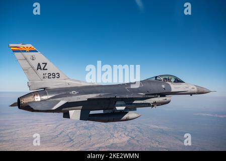 Un F-16 assegnato alla 162nd Wing, Morris Air National Guard base, Tucson, Ariz., sorvola il cielo durante una recente missione di addestramento. La Morris ANG base ospita la principale unità di addestramento del pilota da combattimento F-16 della Guardia nazionale aerea, la 162nd Wing. E' una delle più grandi ali ANG del paese e risiede vicino all'Aeroporto Internazionale di Tucson. L'ala condivide l'uso della pista, della sicurezza e del controllo antincendio con l'aeroporto. I guardiani forniscono forze pronte a sostegno delle autorità civili e delle operazioni in tempo di guerra. (STATI UNITI Air National Guard foto di Tech. SGT. Hampton E. Stramler) Foto Stock