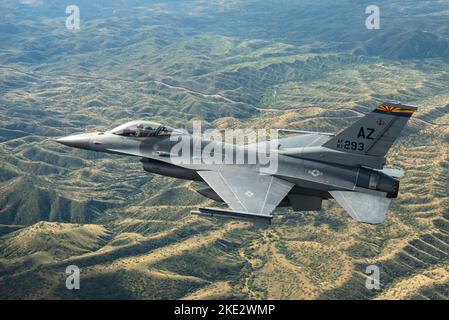 Un F-16 assegnato alla 162nd Wing, Morris Air National Guard base, Tucson, Ariz., sorvola il cielo durante una recente missione di addestramento. La Morris ANG base ospita la principale unità di addestramento del pilota da combattimento F-16 della Guardia nazionale aerea, la 162nd Wing. E' una delle più grandi ali ANG del paese e risiede vicino all'Aeroporto Internazionale di Tucson. L'ala condivide l'uso della pista, della sicurezza e del controllo antincendio con l'aeroporto. I guardiani forniscono forze pronte a sostegno delle autorità civili e delle operazioni in tempo di guerra. (STATI UNITI Air National Guard foto di Tech. SGT. Hampton E. Stramler) Foto Stock