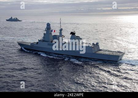 La fregata francese FS Chevalier Paul (D 621) vaporizza nell'Oceano Atlantico in formazione con la fregata danese HDMS Peter Willemoes (FFH 362), 7 novembre 2022. Esercizio Silent Wolverine è un esercizio di addestramento combinato condotto dagli Stati Uniti che testa le capacità di portaerei di classe Ford attraverso scenari di guerra navale di fascia alta integrati insieme agli alleati partecipanti nell'Oceano Atlantico orientale. Il Gerald R. Ford Carrier Strike Group sta conducendo il suo primo schieramento nell'area operativa delle forze Navali USA in Europa. (STATI UNITI Foto Navy di Mass Communication Specialist 3rd Class Jacob Mattingly) Foto Stock