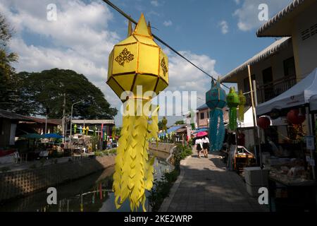 Klong Mae Kha splendidamente decorato su entrambi i lati per la tradizione Yi Peng o Loy Krathong il 9 novembre 2022 a Chiangmai, Thailandia. Foto Stock