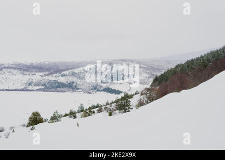 Alberi coperti di neve, bella montagna bosniaca Prenj, Rujista. Inverno in Bosnia. Atmosfera idilliaco. Foto Stock