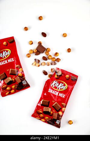 Palline di pretzel e mandorle in KitKat miscela di snack al cioccolato. Foto Stock
