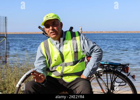 Un attivista ambientale visto durante un'intervista stampa sulla sua campagna volontaria per pulire le spiagge. Il libico Ali Ragaibi, 52 anni, ha lanciato un'iniziativa volta a ripulire i rifiuti e la spazzatura sparsi sulle spiagge libiche per mantenere la pulizia delle spiagge del paese e nella speranza di porre fine all'inquinamento. Per 13 anni, ha ripulito la spiaggia, che chiama la Campagna del Mare e del Sole, alla fine di ogni estate. La campagna ha attirato un gran numero di seguaci nel corso degli anni, e molte persone stanno venendo in spiaggia da tutto il paese per fare la loro parte, un Foto Stock