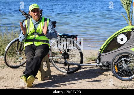 Un attivista ambientale visto durante un'intervista stampa sulla sua campagna volontaria per pulire le spiagge. Il libico Ali Ragaibi, 52 anni, ha lanciato un'iniziativa volta a ripulire i rifiuti e la spazzatura sparsi sulle spiagge libiche per mantenere la pulizia delle spiagge del paese e nella speranza di porre fine all'inquinamento. Per 13 anni, ha ripulito la spiaggia, che chiama la Campagna del Mare e del Sole, alla fine di ogni estate. La campagna ha attirato un gran numero di seguaci nel corso degli anni, e molte persone stanno venendo in spiaggia da tutto il paese per fare la loro parte, un Foto Stock