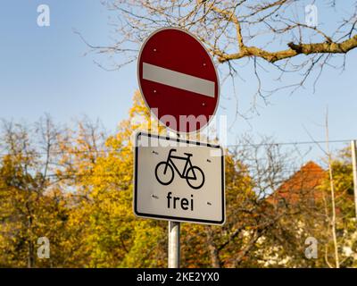 Non sono presenti segnali stradali di ingresso con l'aggiunta che sono ammesse biciclette. Cartello stradale per i subacquei in una strada a senso unico in Germania. Norme per il traffico. Foto Stock