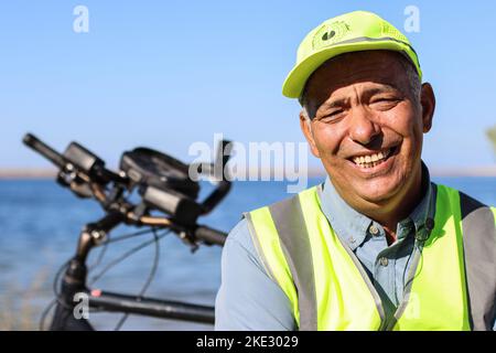 Un attivista ambientale visto durante un'intervista stampa sulla sua campagna volontaria per pulire le spiagge. Il libico Ali Ragaibi, 52 anni, ha lanciato un'iniziativa volta a ripulire i rifiuti e la spazzatura sparsi sulle spiagge libiche per mantenere la pulizia delle spiagge del paese e nella speranza di porre fine all'inquinamento. Per 13 anni, ha ripulito la spiaggia, che chiama la Campagna del Mare e del Sole, alla fine di ogni estate. La campagna ha attirato un gran numero di seguaci nel corso degli anni, e molte persone stanno venendo in spiaggia da tutto il paese per fare la loro parte, un Foto Stock