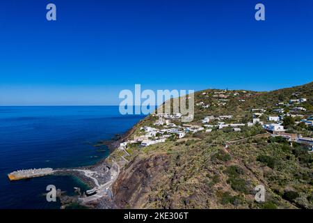 La piccola città di Ginostra accessibili solo dal mare e il suo porto sul vulcano Stromboli isola delle Eolie, in Sicilia, Italia. Foto Stock