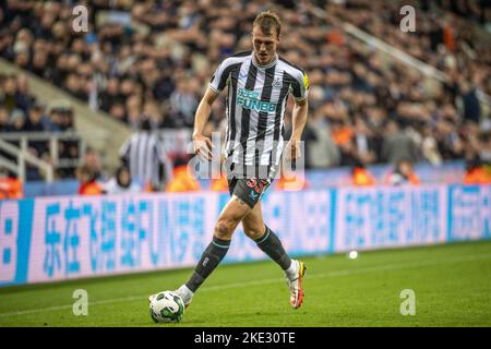 Newcastle upon Tyne, Regno Unito. 09th Nov 2022. NEWCASTLE UPON TYNE, INGHILTERRA - 09 NOVEMBRE: Dan Burn of Newcastle United si è Unito alla palla durante la partita del terzo round della Carabao Cup tra Newcastle United e Crystal Palace a St James' Park il 9 novembre 2022 a Newcastle upon Tyne, Inghilterra. (Foto di Richard Callis/MB Media/ ) (Foto: Richard Callis/Sports Press Photo/C - SCADENZA UN'ORA - ATTIVA FTP SOLO SE LE IMMAGINI HANNO MENO DI UN'ORA - Alamy) Credit: SPP Sport Press Photo. /Alamy Live News Foto Stock