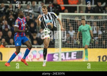 Newcastle upon Tyne, Regno Unito. 09th Nov 2022. NEWCASTLE UPON TYNE, INGHILTERRA - 09 NOVEMBRE: Dan Burn of Newcastle United in azione durante la partita del terzo round della Carabao Cup tra Newcastle United e Crystal Palace a St James' Park il 9 novembre 2022 a Newcastle upon Tyne, Inghilterra. (Foto di Richard Callis/MB Media/ ) (Foto: Richard Callis/Sports Press Photo/C - SCADENZA UN'ORA - ATTIVA FTP SOLO SE LE IMMAGINI HANNO MENO DI UN'ORA - Alamy) Credit: SPP Sport Press Photo. /Alamy Live News Foto Stock
