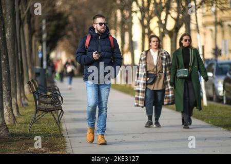 Un uomo che cammina in Piazza del Re Tomislav (Trg Kralja Tomislava) durante l'inverno. Zagabria, Croazia Foto Stock