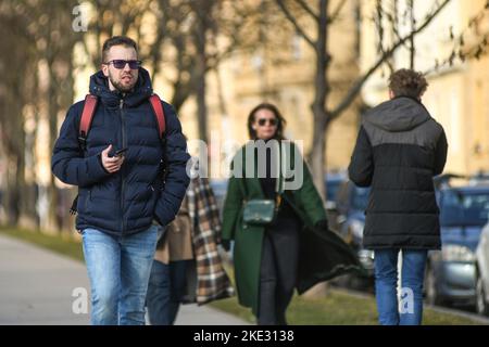 Un uomo che cammina in Piazza del Re Tomislav (Trg Kralja Tomislava) durante l'inverno. Zagabria, Croazia Foto Stock