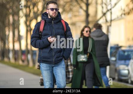 Un uomo che cammina in Piazza del Re Tomislav (Trg Kralja Tomislava) durante l'inverno. Zagabria, Croazia Foto Stock