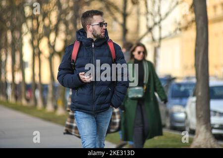 Un uomo che cammina in Piazza del Re Tomislav (Trg Kralja Tomislava) durante l'inverno. Zagabria, Croazia Foto Stock