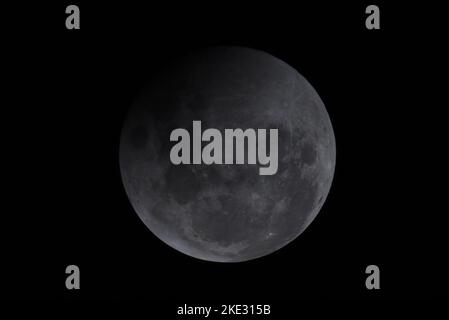 Melbourne, Victoria, Australia. 8th Nov 2022. La luna di sangue è vista durante un'eclissi lunare totale a Digger Rest Melbourne, Australia, il 08 novembre 2022. Il martedì sera la gente attraverso l'Australia e la Nuova Zelanda ha potuto vedere un'eclissi lunare totale. La prossima serie di eclissi lunari dopo questa sarà visibile da questa regione il 14 marzo 2025 secondo la NASA. Un'eclissi lunare accade quando la luna viaggia attraverso l'ombra della Terra. La Terra impedisce alla luce solare di raggiungere la Luna, e invece la luce si piega attraverso l'atmosfera della Terra, gettando una tonalità rossastra sulla Luna Foto Stock
