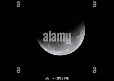Melbourne, Victoria, Australia. 8th Nov 2022. La luna di sangue è vista durante un'eclissi lunare totale a Digger Rest Melbourne, Australia, il 08 novembre 2022. Il martedì sera la gente attraverso l'Australia e la Nuova Zelanda ha potuto vedere un'eclissi lunare totale. La prossima serie di eclissi lunari dopo questa sarà visibile da questa regione il 14 marzo 2025 secondo la NASA. Un'eclissi lunare accade quando la luna viaggia attraverso l'ombra della Terra. La Terra impedisce alla luce solare di raggiungere la Luna, e invece la luce si piega attraverso l'atmosfera della Terra, gettando una tonalità rossastra sulla Luna Foto Stock