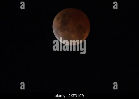 Melbourne, Victoria, Australia. 8th Nov 2022. La luna di sangue è vista durante un'eclissi lunare totale a Digger Rest Melbourne, Australia, il 08 novembre 2022. Il martedì sera la gente attraverso l'Australia e la Nuova Zelanda ha potuto vedere un'eclissi lunare totale. La prossima serie di eclissi lunari dopo questa sarà visibile da questa regione il 14 marzo 2025 secondo la NASA. Un'eclissi lunare accade quando la luna viaggia attraverso l'ombra della Terra. La Terra impedisce alla luce solare di raggiungere la Luna, e invece la luce si piega attraverso l'atmosfera della Terra, gettando una tonalità rossastra sulla Luna Foto Stock