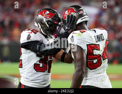 6 novembre 2022; Tampa, Florida USA; la safety dei Tampa Bay Buccaneers Mike Edwards (32) e il linebacker Lavonte David (54) durante una partita della NFL al Raymond James Stadium. I Buccaneers batterono i Rams 16-13. (Steve Jacobson/immagine dello sport) Foto Stock