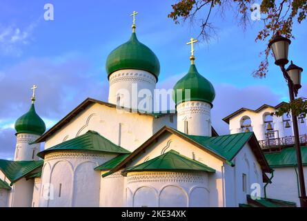 Vecchi templi russi di Pskov. Cupole della Chiesa dell'Epifania del XV secolo in stile architettonico locale. Pskov, Russia, 2022 Foto Stock
